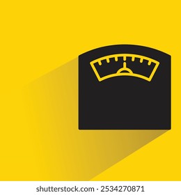 Icono de escala de peso con sombra sobre fondo amarillo