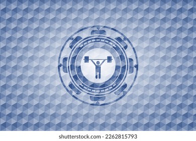 icono de levantamiento de pesas dentro del emblema azul con un patrón geométrico. 