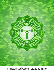icono de levantamiento de pesas dentro del emblema verde con fondo de mosaico. 