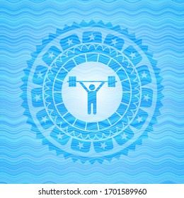 ícono de levantamiento de pesas dentro del fondo del emblema azul del cielo.