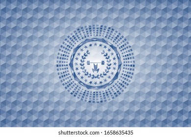 levantamiento de pesas dentro del icono de la corona dentro del emblema azul o placa con fondo de patrón geométrico.