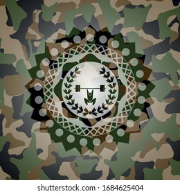 levantamiento de pesas dentro del icono de la corona dentro del emblema del camo