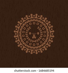 Wiegen innerhalb des Kronensymbols innerhalb eines realistischen Holzemblems