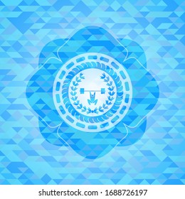 levantamiento de pesas dentro del icono de la corona dentro del emblema azul cielo con fondo de mosaico triangular