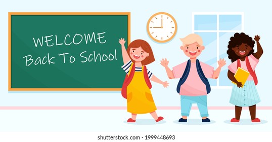Bienvenidos de vuelta al concepto escolar. Niños sonrientes con mochilas en el aula con pizarra y reloj.Ilustración vectorial con dibujos planos.  Personajes cortos, niños y niñas en diferentes poses