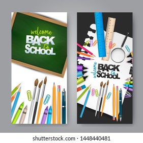 Bienvenidos de vuelta a la escuela. Pancarta horizontal o volante. Plantilla con pizarra verde y hoja desgarrada de papel portátil y suministros de estudio sobre ella.