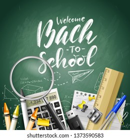 Bienvenido De Nuevo A La Escuela. Suministros en pizarra verde. Plantilla para la campaña de marketing de regreso a la escuela. 