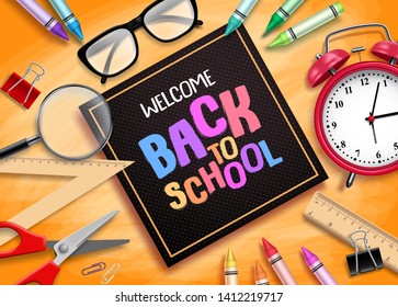Bienvenido de nuevo al diseño de Anuncio de Vector de la escuela con útiles escolares, artículos educativos y marco negro para texto de saludo en fondo naranja texturizado. Ilustración vectorial.
