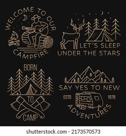 Bienvenidos a nuestra fogata. Ilustración vectorial. Concepto de camisa o logotipo, impresión, sello o tee. Diseño artístico de líneas antiguas con ciervos, carpa de campaña, fogata y hombre con guitarra.