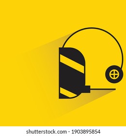 máscara de soldadura con sombra sobre fondo amarillo