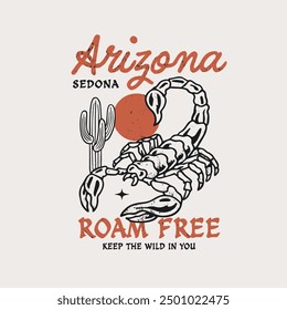 Gráfico de Vector de temática occidental con un escorpión y un cactus bajo un sol poniente con texto "Arizona", "Sedona", "Roam Free" y "Keep the Wild in You". Perfecto para diseños de camisetas.