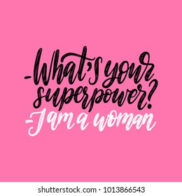 ¿Cuál Es Tu Superpotencia? Soy Una Mujer con letras a mano. Afiche del Día Internacional de la Mujer. Vector ilustración calligráfica del movimiento feminista con fondo rosado.