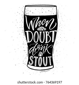 Wenn Sie Zweifel haben, trinken Sie einen Stout. Funny inspirierendes Zitat über Bier mit Handschrift für Pubs, Bars und T-Shirt Design. Schwarz-Weiß-Typografie