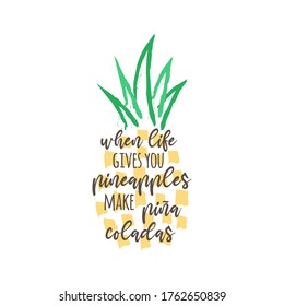 Cuando la vida te da piña, las manzanas hacen el diseño de la ilustración vectorial de las piñas coladas. Frutos tropicales de piña dibujados a mano con cita, escritura, texto. Aislado. 