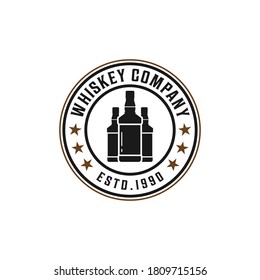 logotipo de whisky con tres botellas de whisky de fondo blanco