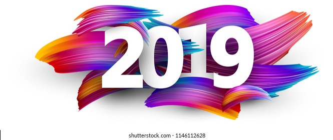 Color blanco 2019 de nuevo año con pinceladas de espectro. Diseño de pincel degradado colorido. Plantilla de cartel o afiche. Ilustración de papel vector.