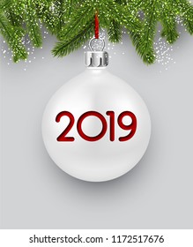Antecedentes blancos de Año Nuevo 2019 con ramas de abeto y brillante bola de Navidad 3d. Tarjeta de felicitación de Navidad o plantilla de afiches. Ilustración vectorial.