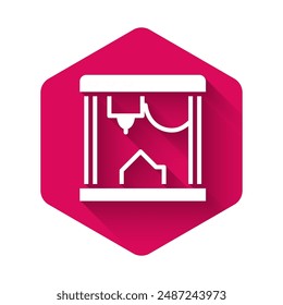 Icono blanco de la impresora 3D aislado con sombra larga. Botón hexagonal rosa. Vector