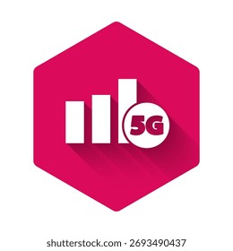 Blanco 5G nuevo icono de conexión inalámbrica a internet wifi aislado con sombra larga. Tecnología de velocidad de datos de conexión de red global de alta velocidad. Botón hexagonal rosa. Vector