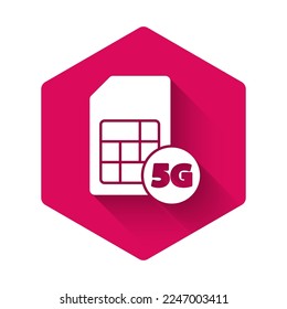 Weißes 5G Sim Card Symbol einzeln auf langen Schatten. Mobilfunk- und drahtlose Kommunikationstechnologien. Elektronische Netzwerkchipverbindung. Rosa Hexagon-Taste. Vektorgrafik