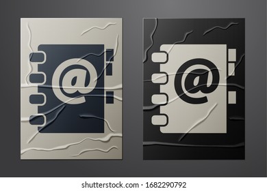 Weißes Adressbuch Symbol einzeln auf zerbrochenem Papierhintergrund. Notebook, Adresse, Kontakt, Verzeichnis, Telefon, Telefonbuch Symbol. Kunststil aus Papier. Vektorillustration-Illustration