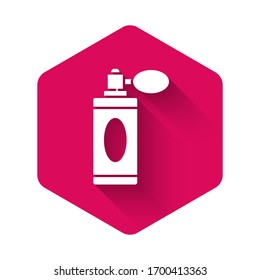 Frasco blanco después de afeitar con icono de atomizador aislado con sombra larga. Icono de spray en Colonia. Frasco de perfume masculino. Botón hexágono rosado. Ilustración vectorial