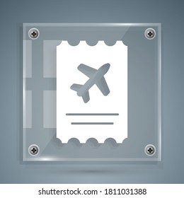 Icono de billete de avión blanco aislado en fondo gris. Billete de avión. Paneles de vidrio cuadrado. Ilustración vectorial