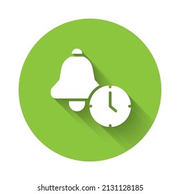 Icono de reloj de alarma blanca aislado con fondo de sombra larga. Despierten, levanten el concepto. Signo de tiempo. Botón Círculo verde. Vector