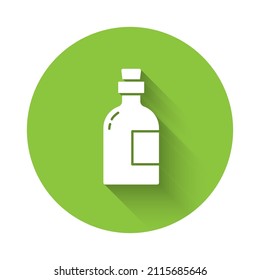 Weißer Alkohol trinken Rum Flasche Symbol einzeln auf langen Schatten. Grüner Kreis-Knopf. Vektorgrafik