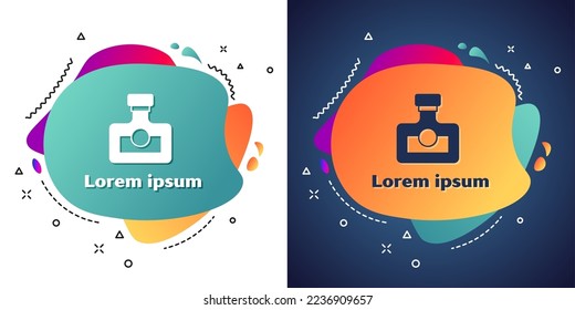 Weißer Alkohol trinken Rum Flasche Symbol einzeln auf weißem und blauem Hintergrund. Abstrakter Banner mit flüssigen Formen. Vektorgrafik
