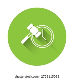 Icono blanco del martillo de la subasta aislado con el fondo largo de la sombra. Martillo - martillo de juez o subastador. Proceso de licitación, trato hecho. Subastas. Botón de círculo verde. Vector