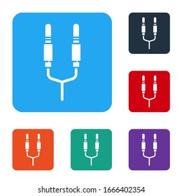 Icono de toma de audio blanco aislado en fondo blanco. Cable de audio para equipos de sonido de conexión. Cable de enchufe. Instrumento musical. Establecer iconos en botones cuadrados de color. Ilustración vectorial