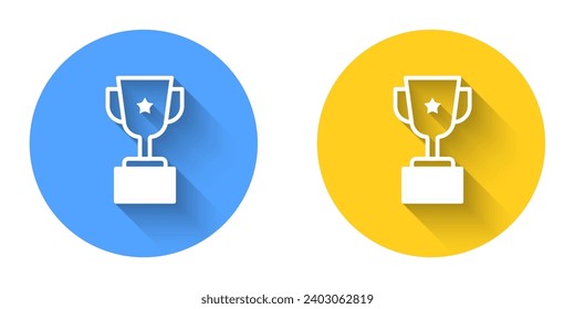 Icono de la copa de premio blanco aislado con fondo de sombra larga. Símbolo de trofeo ganador. Campeonato o trofeo de la competencia. Signo de logro deportivo. Botón Círculo. Vector