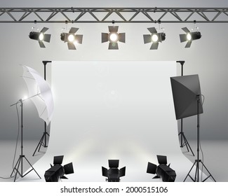 Fondo blanco para la fotografía. Profesional interior de estudio fotográfico con equipo profesional. Trípode fotográfico, racks, focos, softbox y cámara en trípode