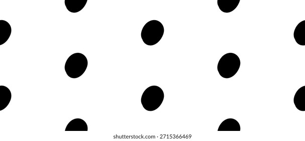 Weißer Hintergrund mit fetten schwarzen Punkten, die in einem losen Raster angeordnet sind. Nahtloses Sprinklermuster in minimalistischer Handzeichnung. Vektorgrafik auf einzeln Hintergrund.