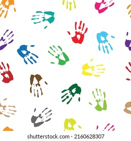 Fondo blanco con diferentes colores de huellas de manos humanas. Diseño de papel pintado sin inconvenientes