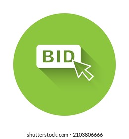 Icono de Bid blanco aislado con fondo de sombra largo. Oferta de subastas. Venta y compradores. Botón Círculo verde. Vector