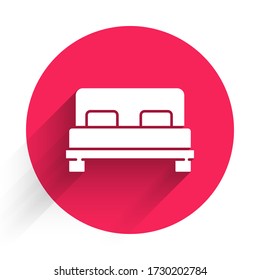 Cama blanca grande para dos o un ícono de persona aislada con una sombra larga. Botón de círculo rojo. Ilustración vectorial
