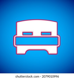 Weißes großes Bett für zwei oder eine Person Symbol einzeln auf blauem Hintergrund.  Vektorgrafik