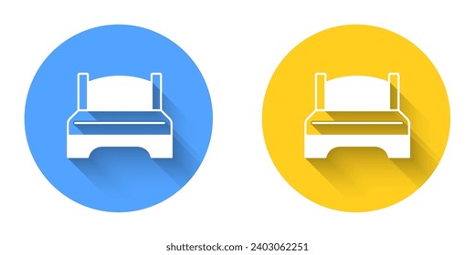 Cama blanca grande para dos o un icono de persona aislado con fondo de sombra largo. Botón Círculo. Vector