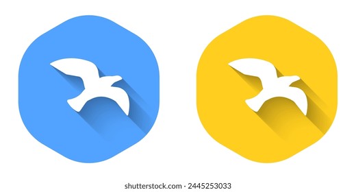 Icono de gaviota pájaro blanco aislado con fondo de sombra larga. Botón circular. Vector