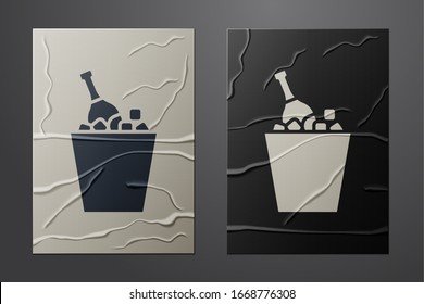 Bouteille de champagne blanche et noire sur fond papier grunge, icône en forme de seau de glace isolée. Style papier. Illustration vectorielle