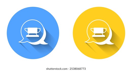 Icono blanco de la herramienta del yunque del herrero aislado con el fondo largo de la sombra. Forja de metal. Herramienta de forja. Botón circular. Vector