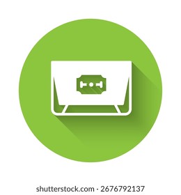 Icono blanco de la cuchilla de afeitar aislado con la sombra larga. Botón de círculo verde. Vector