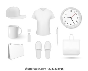 Los artículos de merchandising en blanco establecen ilustraciones vectoriales realistas. gorra de identificación promocional de marca corporativa, camiseta, taza, reloj de pared, calendario, bolígrafo, bolso de compra, zapatillas, unidad flash usb