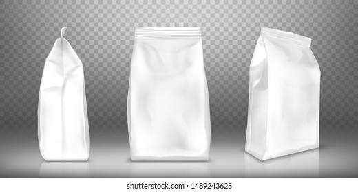 Embalaje de plástico blanco o aluminio realistas vectoriales. Bolsa o bolsita para aperitivos, dulces y café, vista frontal y lateral, ilustraciones aisladas en fondo transparente, maquetas para el diseño de envases