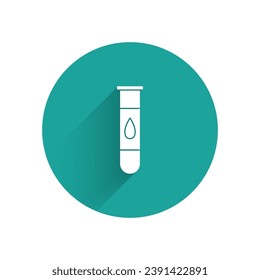 Icono del coronavirus de la prueba de sangre blanca y de la molécula del virus aislado con sombra larga. Coronavirus, COVID-19. 2019-nCoV. Botón Círculo verde. Ilustración vectorial