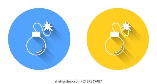 Bomba blanca lista para explotar icono aislado con fondo de sombra larga. Botón circular. Vector