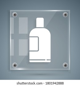 Botella blanca de icono de champú aislado en fondo gris. Paneles de vidrio cuadrado. Ilustración vectorial