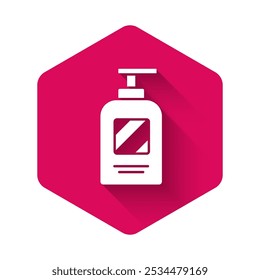 Botella blanca del icono del champú aislado con la sombra larga. Botón hexagonal rosa. Ilustración vectorial